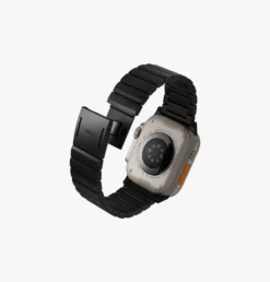 Uniq Strova Mag -Uniq Shop StrovaMag Black angled03 lowres